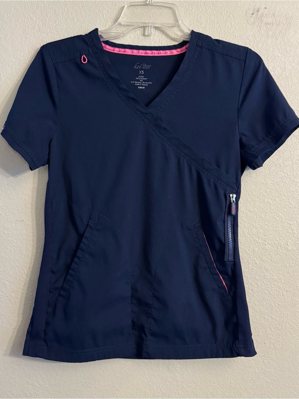 Koi Lite Slim Fit Scrub Top Size XS Navy Blue Pockets Dobby Medical